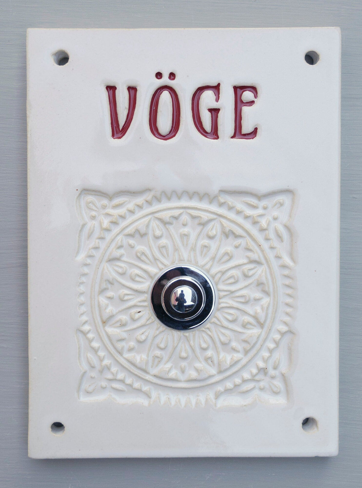 Elegantes handgefertigtes Keramikklingelschild Vöge mit Verzierung