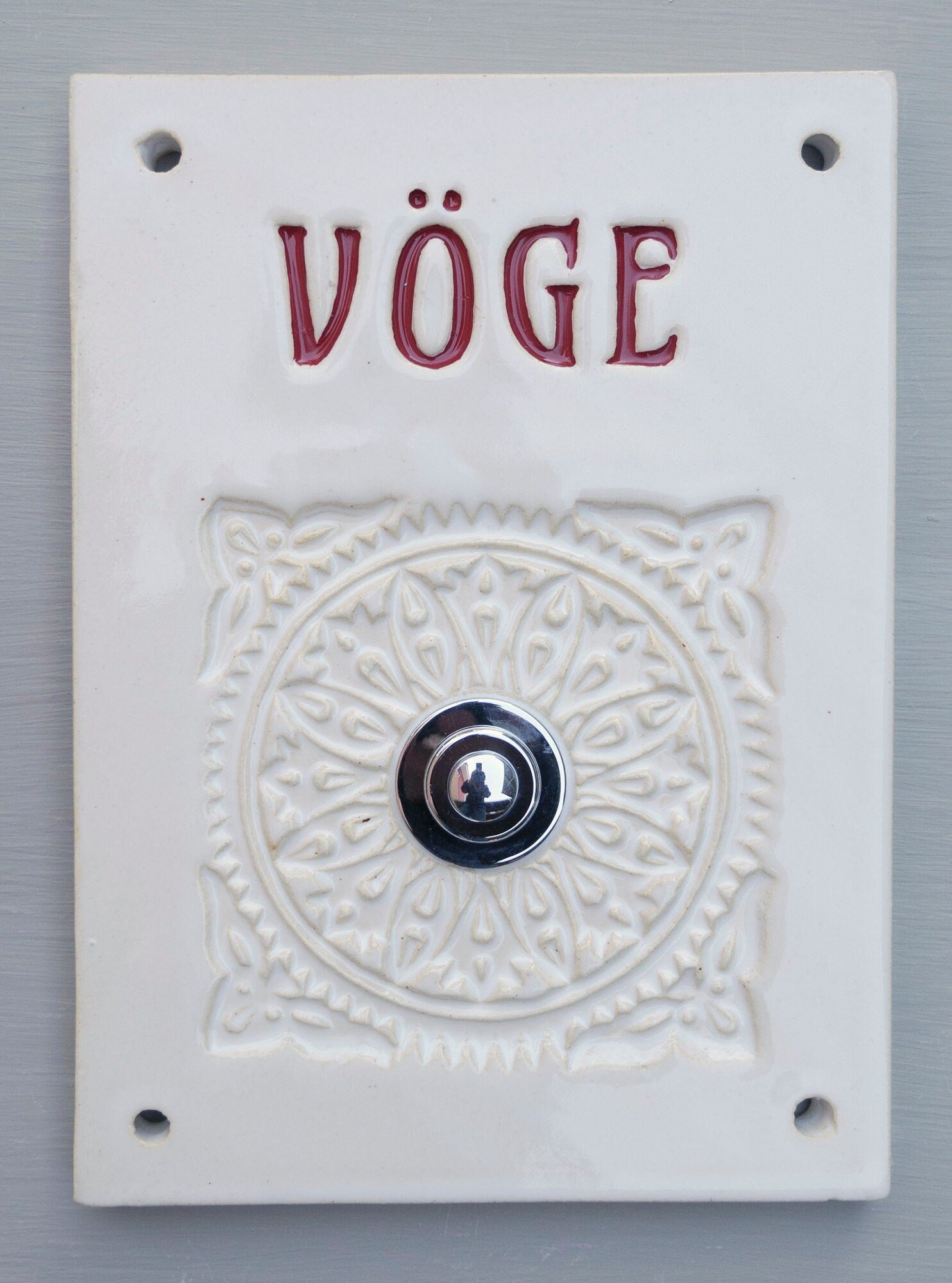Elegantes handgefertigtes Keramikklingelschild Vöge mit Verzierung