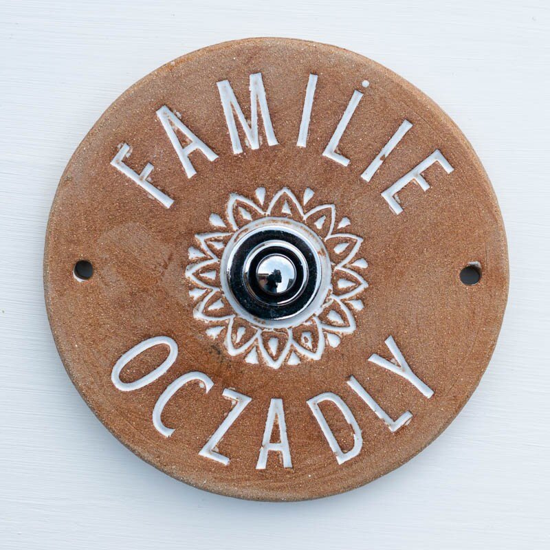 Rundes golden-braunes Keramik-Türklingelschild mit graviertem Familiennamen Kölsch und floralem Mandala-Muster
