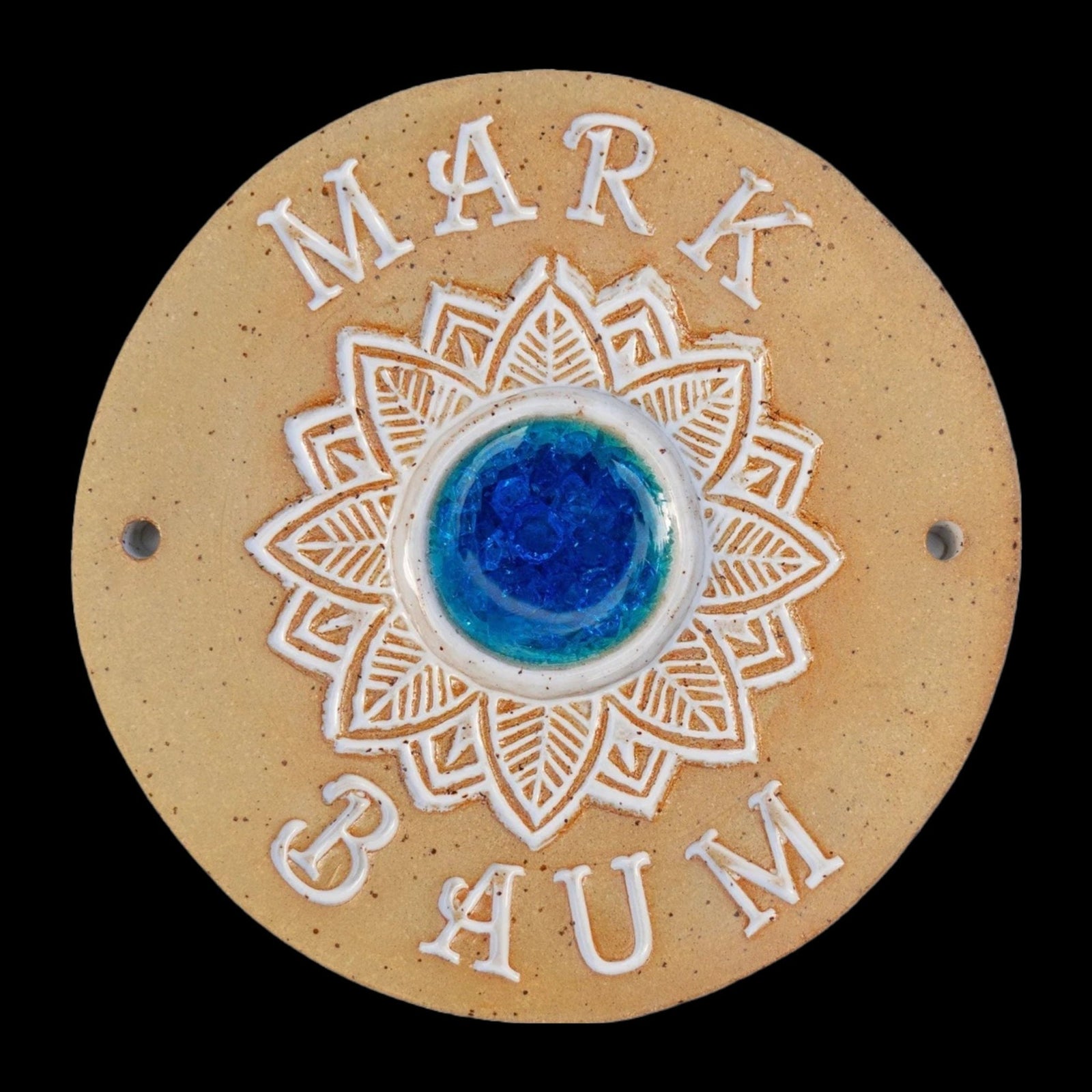 Rundes beiges Keramik-Türschild mit weißem Mandala-Muster, blauem Klingelknopf und Aufschrift Mark Baum