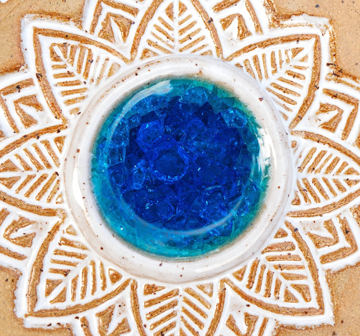 Rundes beiges Keramik-Türschild mit weißem Mandala-Muster, blauem Klingelknopf und Aufschrift Mark Baum