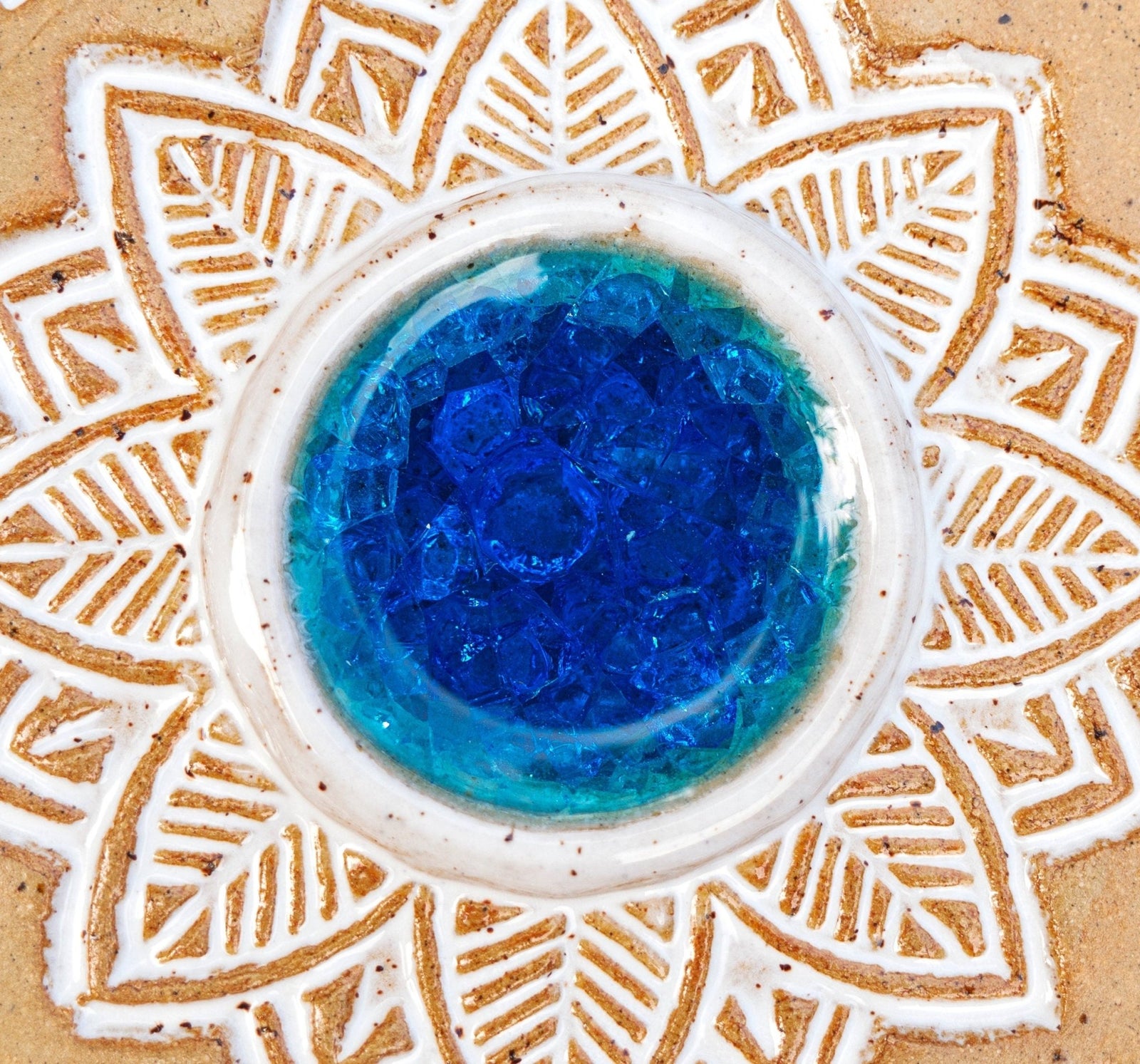 Rundes beiges Keramik-Türschild mit weißem Mandala-Muster, blauem Klingelknopf und Aufschrift Mark Baum