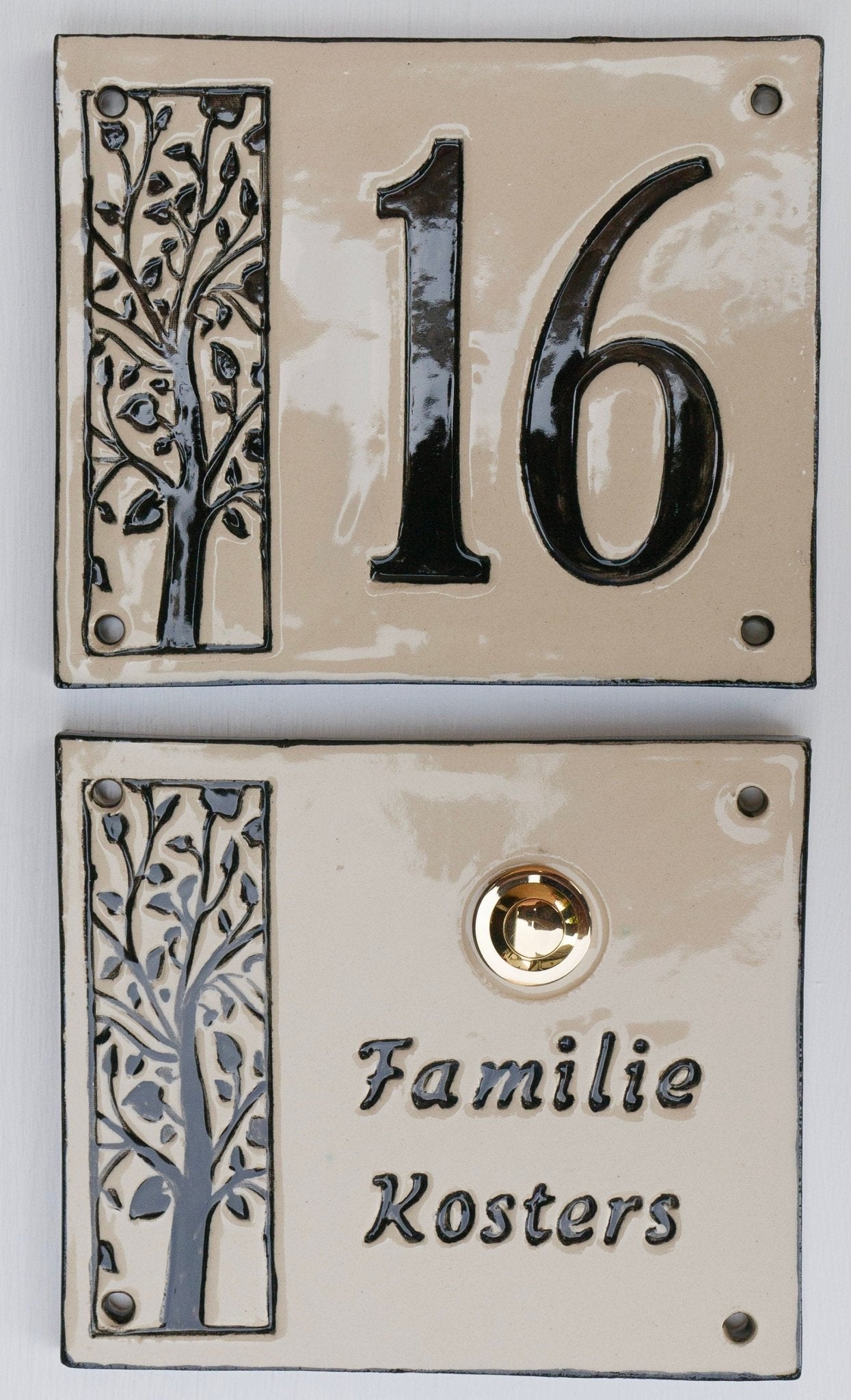 Rechteckige Keramik-Klingelplatte mit Baum-Motiv und Gravur 'Familie Kosters' neben einem Messingknopf