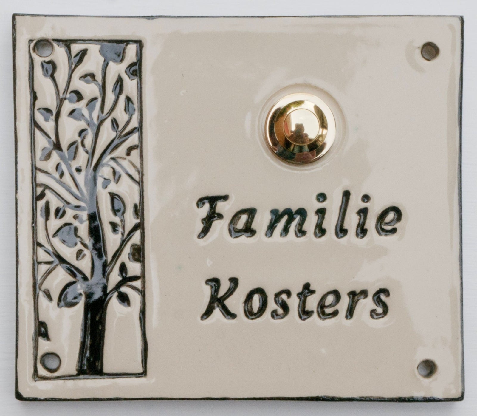 Rechteckige Keramik-Klingelplatte mit Baum-Motiv und Gravur 'Familie Kosters' neben einem Messingknopf