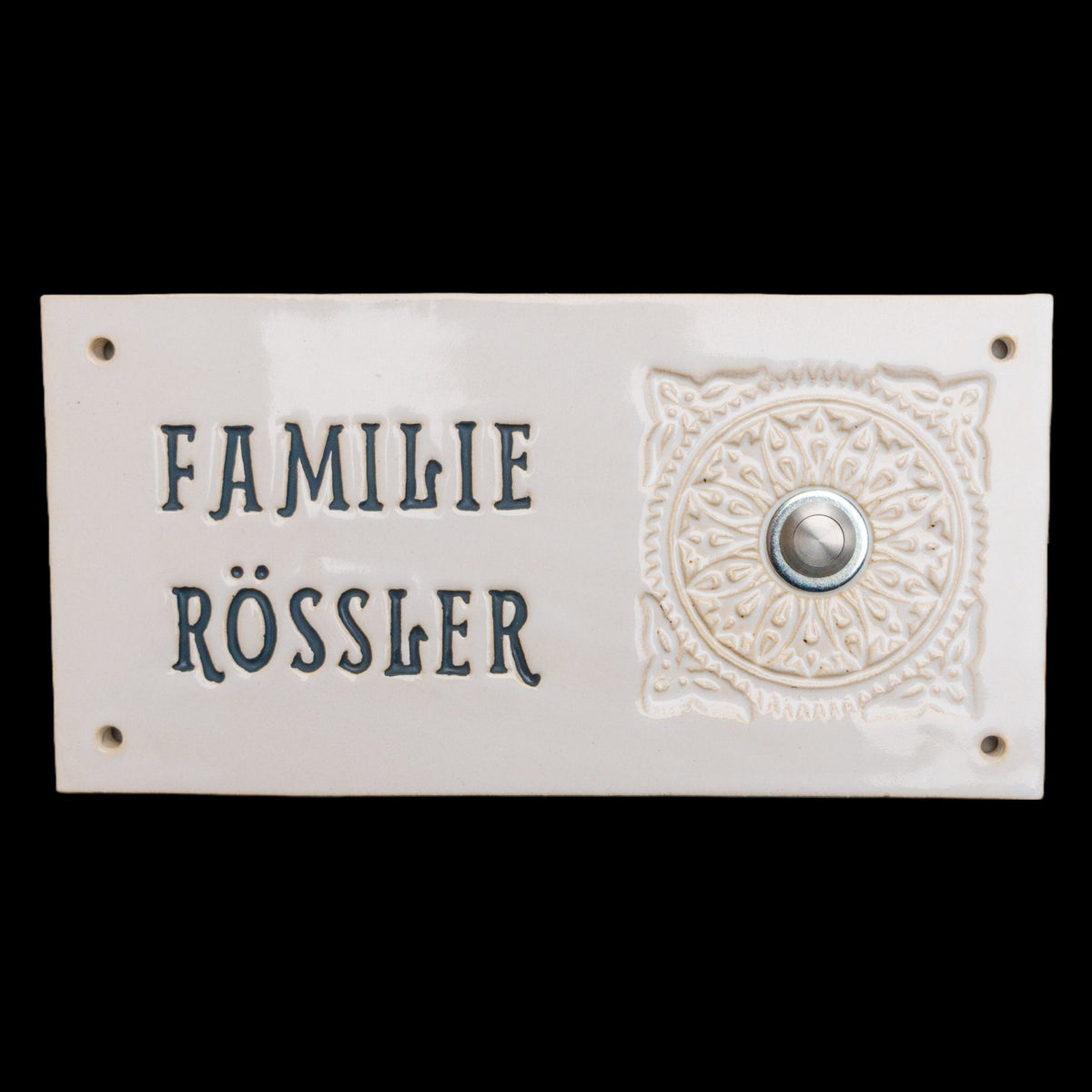 Rechteckige Keramik-Klingelplatte mit Gravur Familienname Rössler und dekorativem Relief-Ornamen