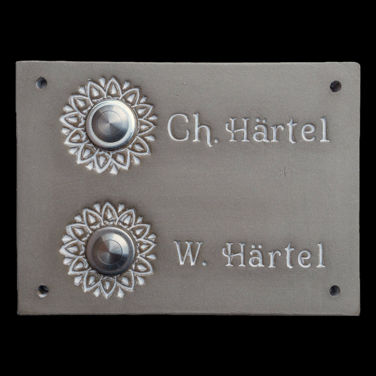 Rechteckige graue Keramik-Doppeltürklingelplatte mit Gravurnamen und floralem Knopfrand – handgefertigte Wandplatte für den Hauseingang