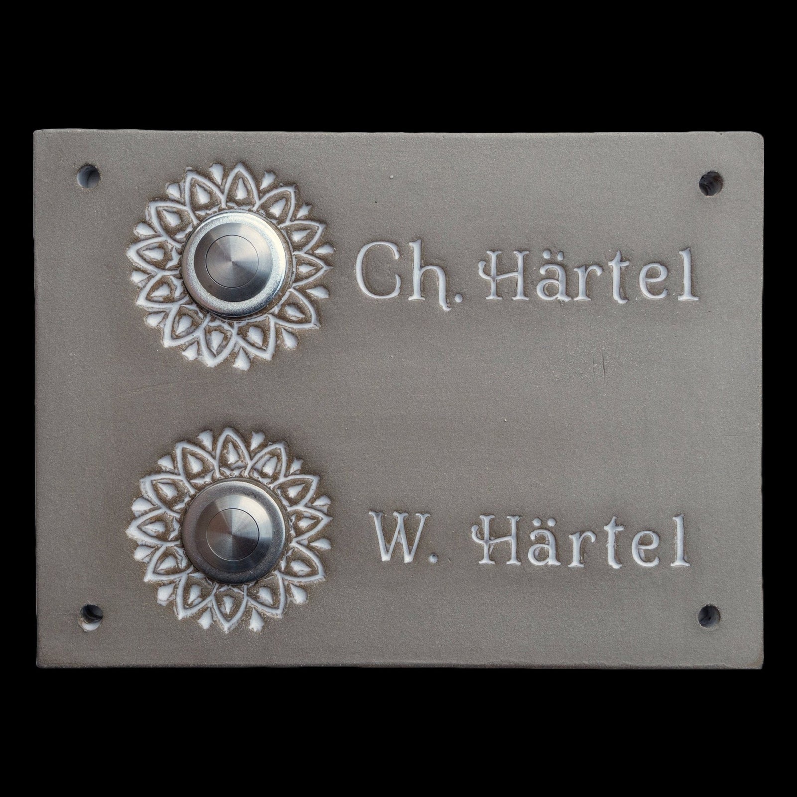 Rechteckige graue Keramik-Doppeltürklingelplatte mit Gravurnamen und floralem Knopfrand – handgefertigte Wandplatte für den Hauseingang