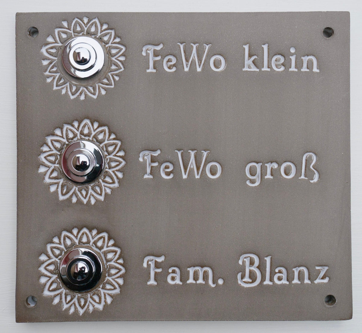 Rechteckige graue Keramik-Doppeltürklingelplatte mit Gravurnamen und floralem Knopfrand – handgefertigte Wandplatte für den Hauseingang